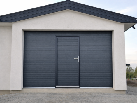 usa de garaj gri antracit cu usa pietonala